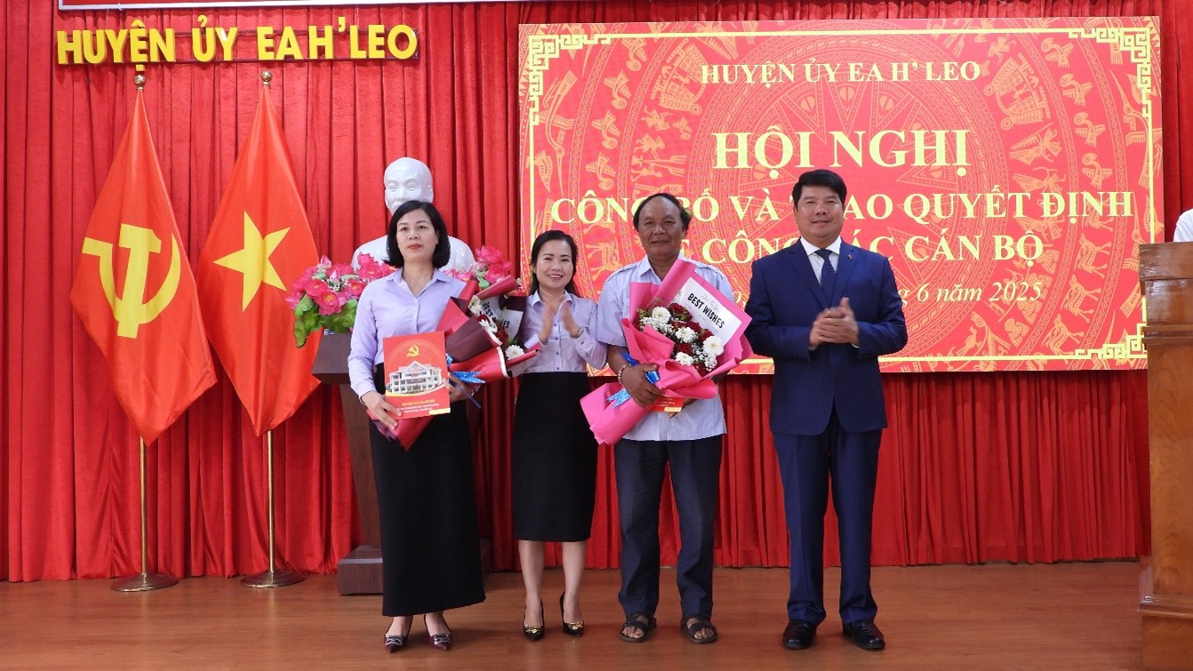 Huyện ủy Ea H’Leo: Công bố và trao các Quyết định về công tác cán bộ